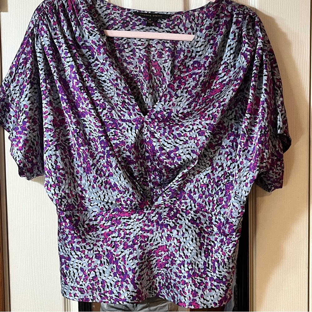 CYNTHIA STEFFE Designer Women’s Blouse Top Gathered V-Neck Front Size Medium
